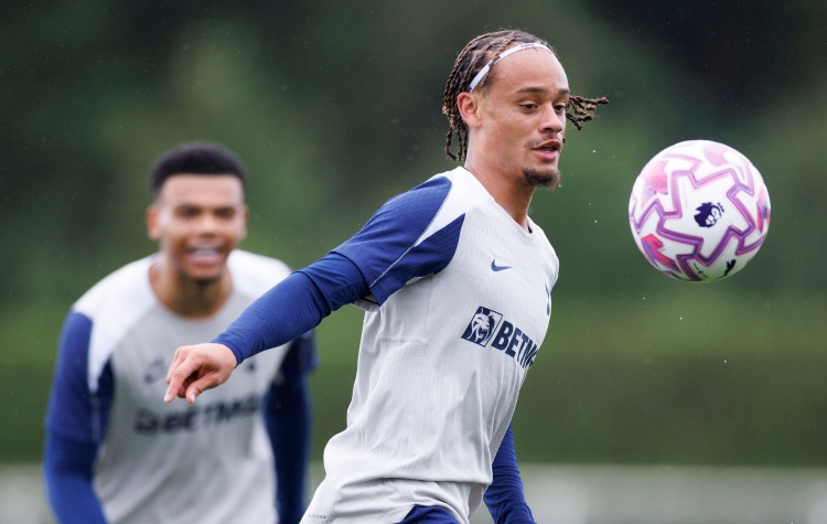 英媒谈西蒙斯首训：自信指挥、技术精湛，已展现机会创造者的才能