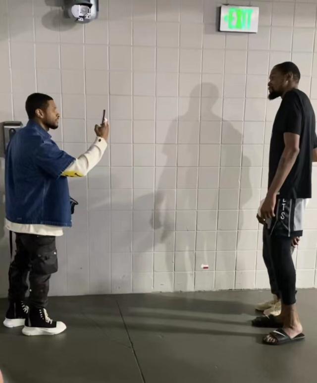 【现场】KD生涯新高难阻失利 亚瑟小子更衣室送安慰