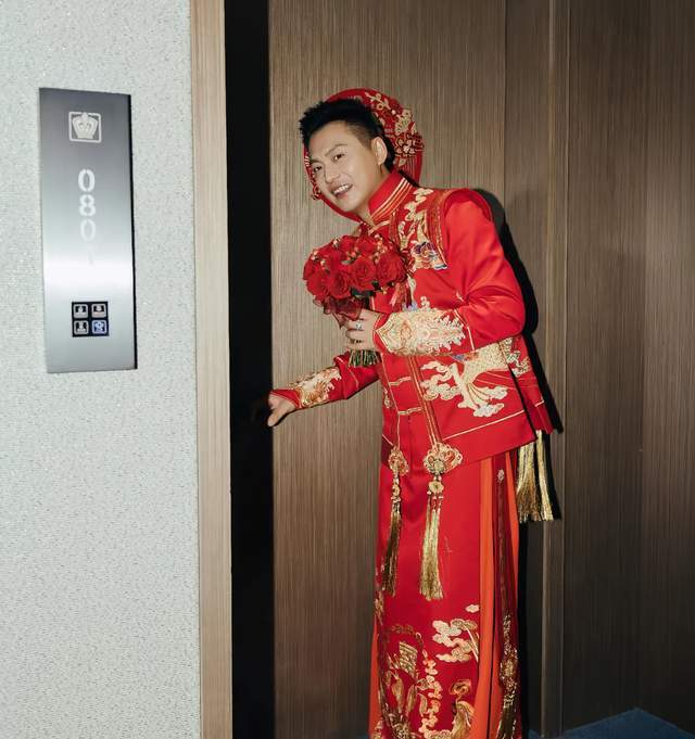 九游娱乐官方-41岁知名“特型演员”侯京健大婚！曝妻子身份，多次主持联欢晚会